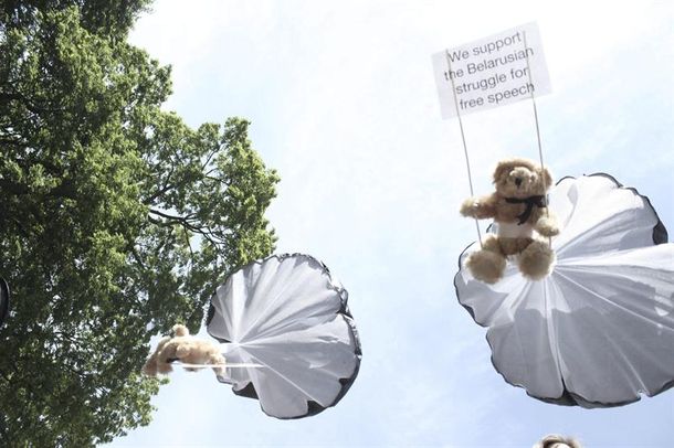Combaten a la única dictadura europea con ositos de peluche