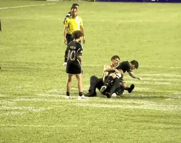 Caos en Puerto Rico: la invasión de hinchas que terminó con Messi en el suelo