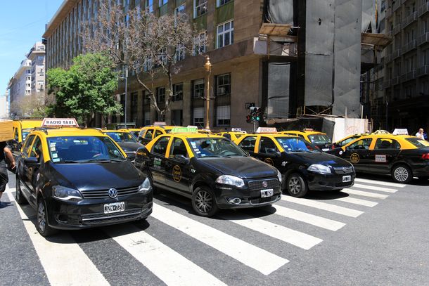 Taxistas se concentran en Libertador y Pico en protesta por las apps