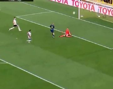 La atajada de la Copa: Armani se hizo gigante ante Benedetto y silenció a La Bombonera