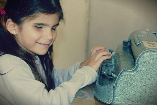 La campaña solidaria para ayudar a una nena con discapacidad visual