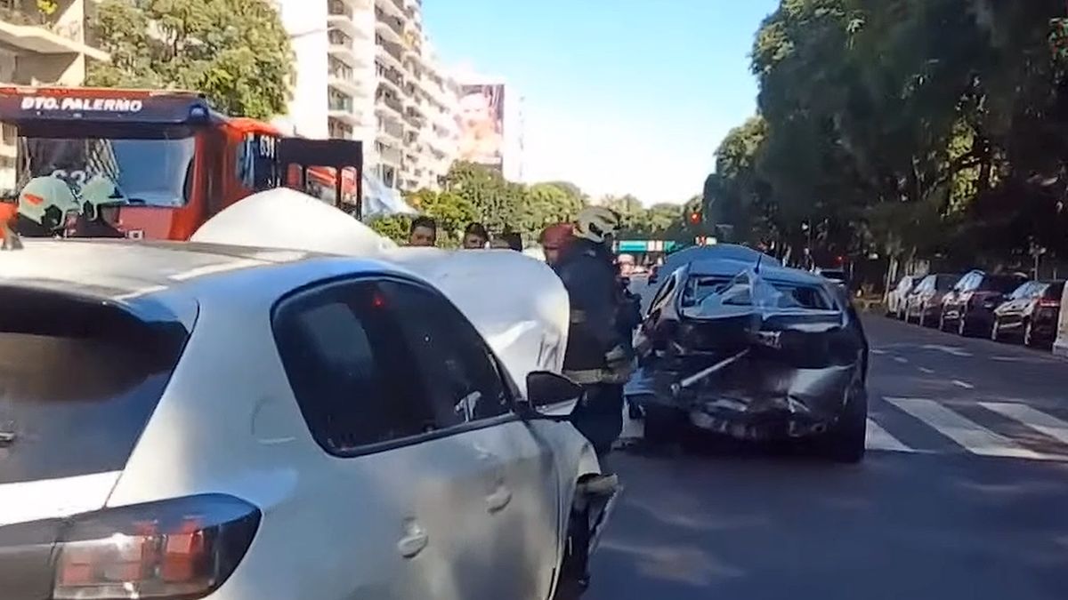 Fuerte choque entre dos autos en la Avenida del Libertador dejó dos heridos