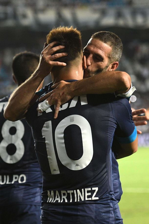 Lisandro López celebra con Lautaro Martínez