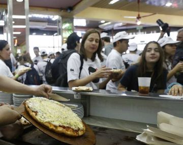 El imperio de la pizza fue clausurado por cucarachas