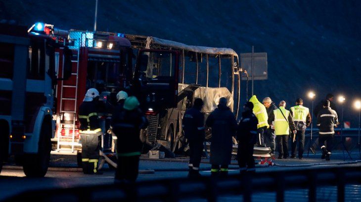 Bulgaria: al menos 46 personas murieron por el choque e incendio de un micro