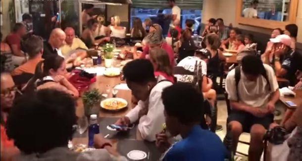 La gente esperó adentro del local mientras la policía actuaba