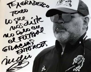 La foto de Diego Maradona autografiada por el Indio Solari.