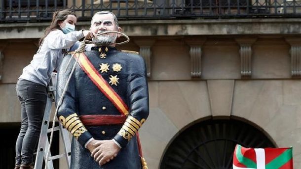 12 de octubre en España: decapitaron figuras de Felipe VI y Cristóbal Colón