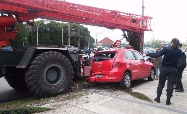 Una grúa aplastó a un obrero que está grave.