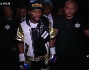 Mirá cómo entró Floyd Mayweather al cuadrilátero