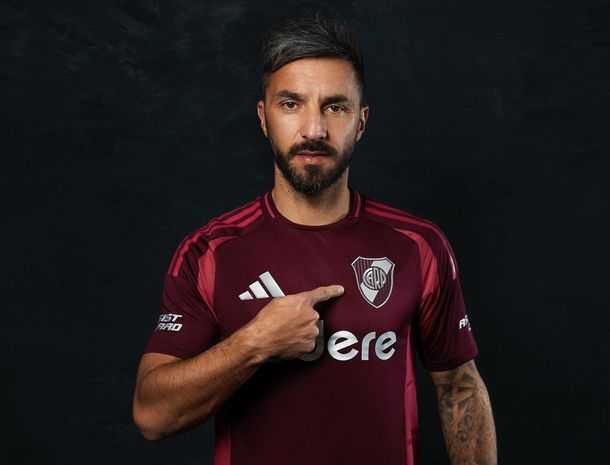 Así modeló Nacho Scocco la nueva camiseta de River