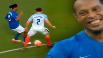 video: el doble cano de ronaldinho en un partido benefico video: el doble cano de ronaldinho en un partido benefico