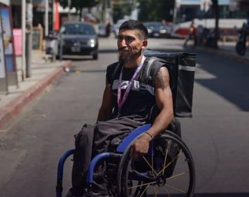 Leo sale todos los días a las calles de Belgrano, San Fernando y Morón para ganarse la vida.