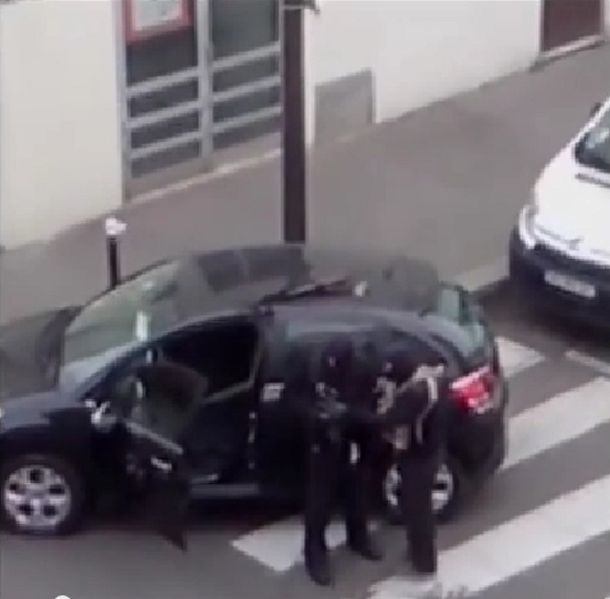 Un nuevo video muestra a los hermanos Kouachi huir tras el atentado en París