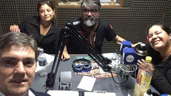 Hacen un programa de radio para buscar a sus padres y ayudar a otros Hacen un programa de radio para buscar a sus padres y ayudar a otros