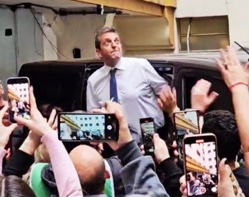 Sergio Massa llegó al Ministerio rodeado de militantes: Cueste lo que cueste