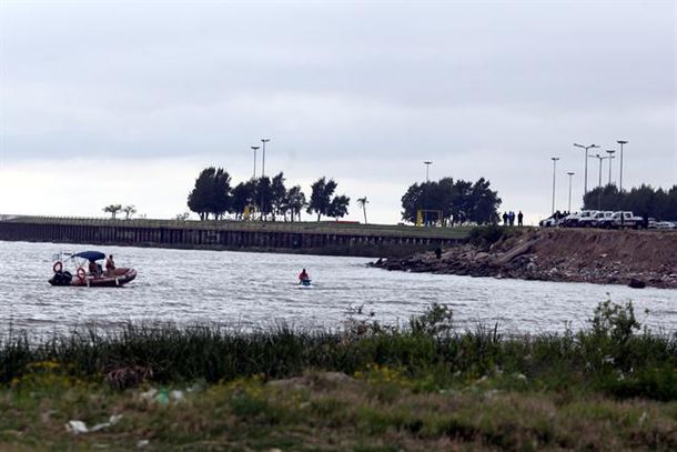 Buscan a un joven al que se le dio vuelta el kayak en el Río de la Plata