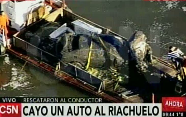 Así sacaron el auto que cayó al Riachuelo
