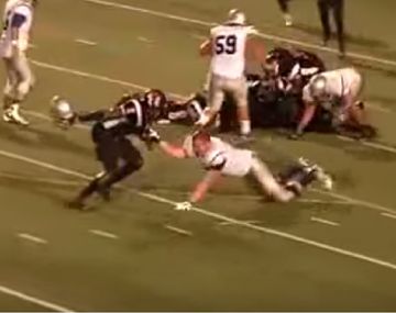 Le sacó el casco a un rival y lo usó para pegarle: Fue un accidente