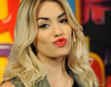 Furor por una imagen de Lali Espósito y una figura parecida a Jesús