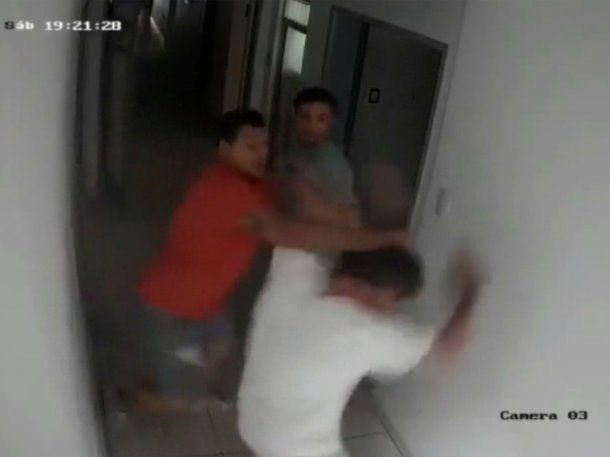 Salvaje agresión a un médico: hijos de una paciente lo golpearon y le quebraron una costilla 