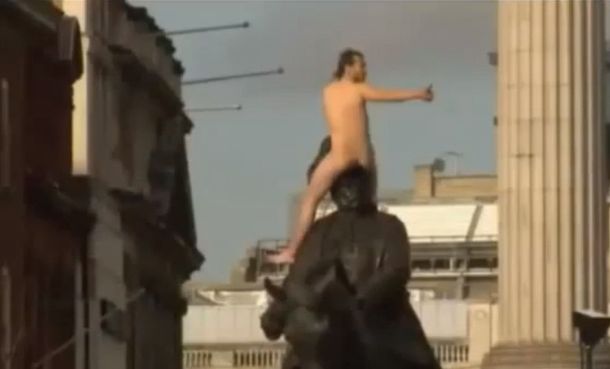 Un hombre desnudo sobre la estatua del duque de Cambridge