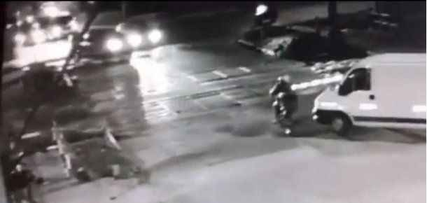 VIDEO: Un motociclista cruzó con la barrera baja, lo arrolló el tren y se salvó de milagro