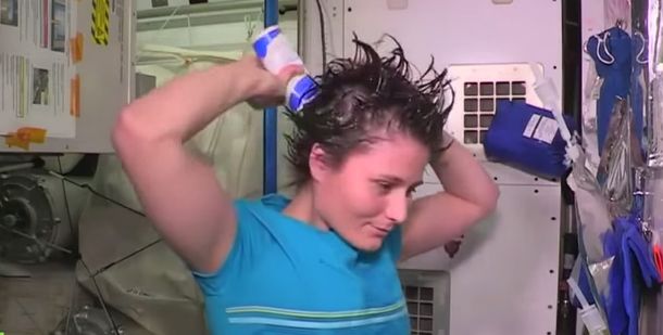 VIDEO: ¿Cómo hacen los astronautas para bañarse en el espacio?