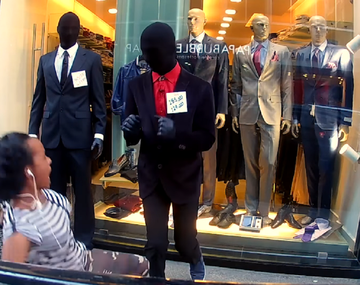Se hacen pasar por maniquíes para asustar a la gente por la calle