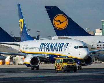 Llegó tarde a su avión y lo corrió por toda la pista: fue detenido