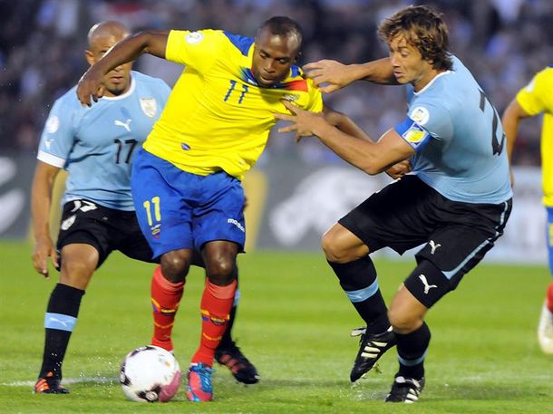 Uruguay no pudo con Ecuador como local y quedó lejos de la punta