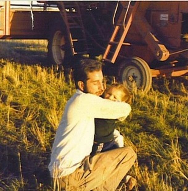 Pampita recordó a su padre con una tierna foto de su infancia