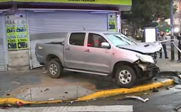 Flores: un conductor alcoholizado cruzó en rojo con una camioneta y provocó un grave accidente