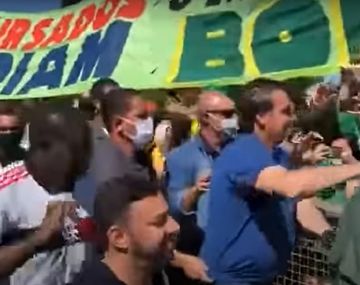 Jair Bolsonaro provocó otra aglomeración y la policía reprimió a opositores