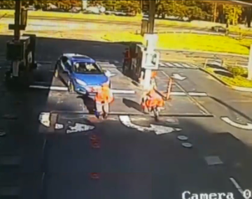 Lugano: empleados de una estación de servicio se salvan de ser atropellados por centímetros