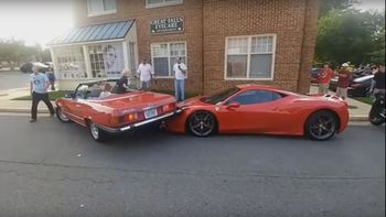 video: una mujer quiso estacionar y su auto termino encima de una ferrari video: una mujer quiso estacionar y su auto termino encima de una ferrari