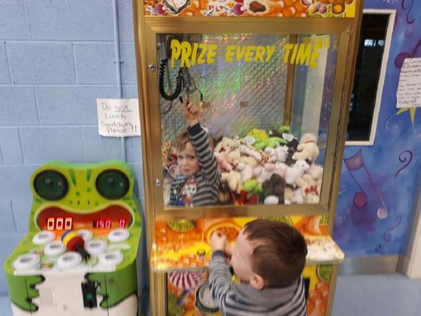 Jamie Murphy Bracken quedó atrapado en una máquina grúa