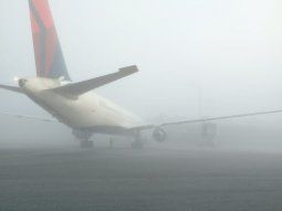 Demoras y cancelaciones en Aeroparque y Ezeiza por la niebla que tomó el AMBA
