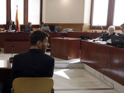 messi y su padre fueron condenados a 21 meses de carcel por fraude fiscal messi y su padre fueron condenados a 21 meses de carcel por fraude fiscal
