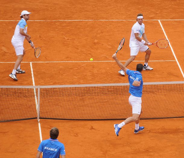 Nalbandian y Zeballos le dieron el punto de dobles a Argentina