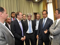 Scioli entregó subsidios para reparar caminos rurales