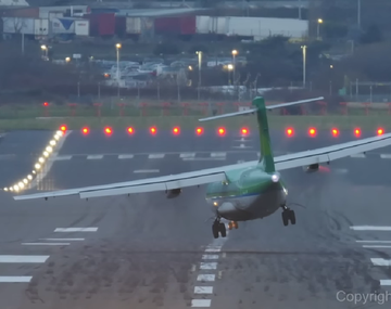 Mirá cómo es aterrizar en el aeropuerto más ventoso del mundo