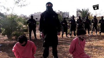 video: miembro del isis hizo explotar a dos rehenes con un celular video: miembro del isis hizo explotar a dos rehenes con un celular