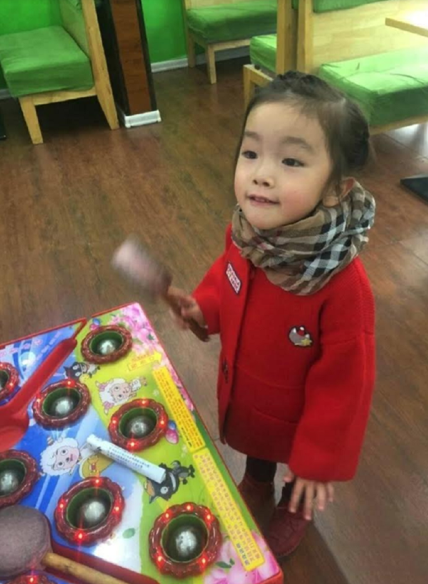 Una nena murió porque su maestra le pegó la boca con pegamento y cinta