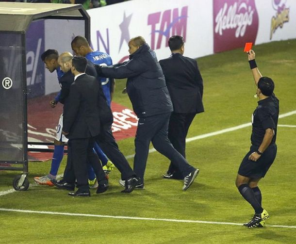 Neymar se fue expulsado por agredir y ¿no jugará hasta semifinales?