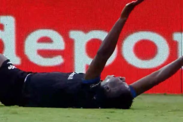 La patada del año: un defensor argentino fue expulsado tras un brutal cruce que lesionó a un rival en Ecuador