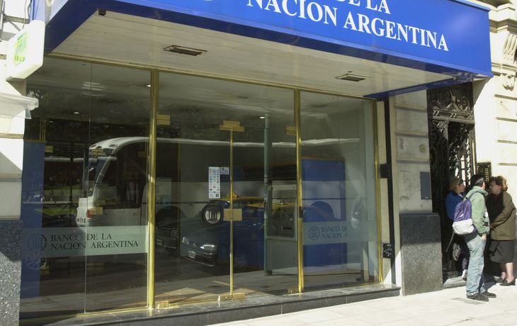 Sólo bancos públicos operarán con dólares en los aeropuertos