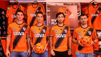 historia pura: river presento oficialmente su camiseta naranja historia pura: river presento oficialmente su camiseta naranja