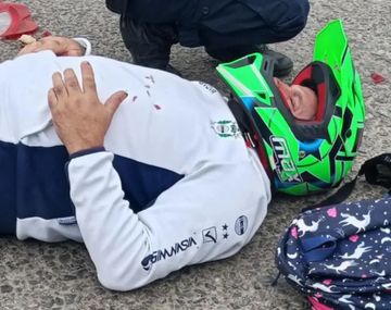 El jefe de la barra de Gimnasia se estrelló contra un auto andando en moto