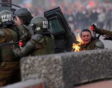 Impactante: dos carabineras fueron alcanzadas por bombas molotov en una manifestación
